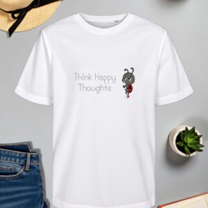 Bijela majica s natpisom "Think Happy Thoughts" u sivom fontu, popraćena ilustracijom simpatičnog crnog kukca s crvenim bubamarastim krilima, koji stoji s nasmijanim izrazom lica. Majica je položena na ravnu površinu uz slameni šešir s crnom vrpcom, svijeću, zelenu biljku u tegli, otvorenu knjigu i traperice.