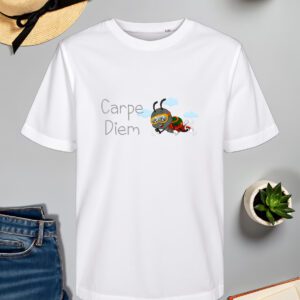 Bijela majica s natpisom "Carpe Diem" u sivom fontu, popraćena ilustracijom simpatičnog crnog kukca s crvenim bubamarastim krilima, koji nosi padobransku opremu i zaštitne naočale dok leti kroz zrak s oblacima u pozadini. Majica je položena na ravnu površinu uz slameni šešir s crnom vrpcom, svijeću, zelenu biljku u tegli, otvorenu knjigu i traperice.