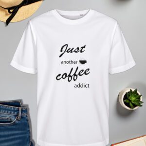 Bijela majica s crnim natpisom "Just another coffee addict" i malom ikonom šalice kave, savršena za ljubitelje kave.
