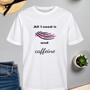 Bijela majica s natpisom *"All I need is mascara and caffeine"*, gdje je riječ "mascara" istaknuta ružičastim fontom, dok su ostale riječi u crnoj boji. Dizajn uključuje crne linije koje simboliziraju poteze maskare. Majica je položena na ravnu površinu uz slameni šešir s crnom vrpcom, svijeću, zelenu biljku u tegli, otvorenu knjigu i traperice.